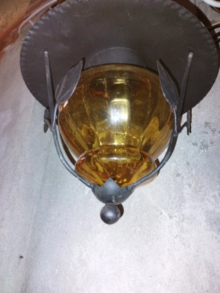 Farol antiguo de hierro forjado y cristal ámbar