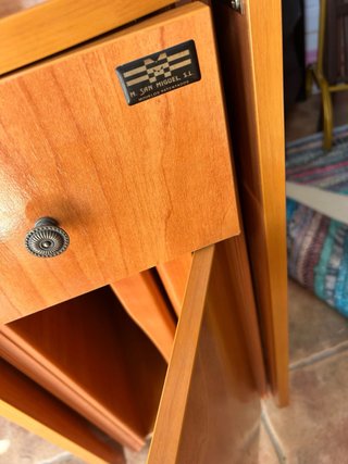Mesa plegable con 2 alas, sillas plegables y cajón