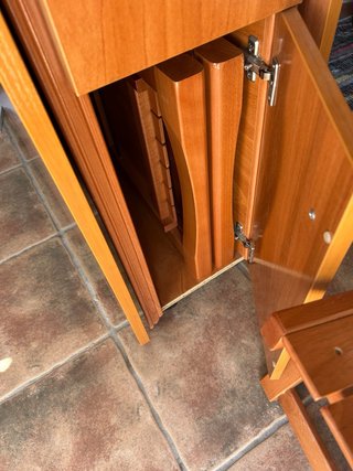 Mesa plegable con 2 alas, sillas plegables y cajón