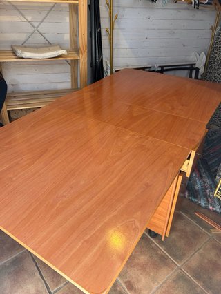 Mesa plegable con 2 alas, sillas plegables y cajón