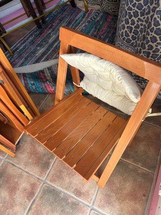 Mesa plegable con 2 alas, sillas plegables y cajón