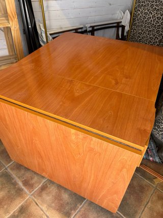 Mesa plegable con 2 alas, sillas plegables y cajón
