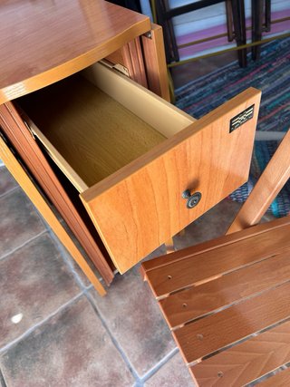 Mesa plegable con 2 alas, sillas plegables y cajón