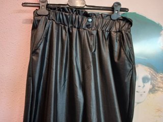 Pantalón elastico negro brillante