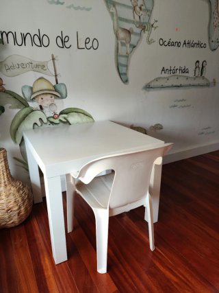 Mesa infantil blanca 55x55cm y silla