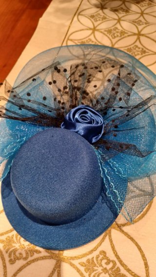 Tocado azul con flor y tul