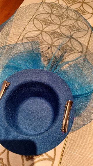 Tocado azul con flor y tul
