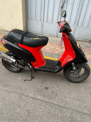 Piaggio Typhoon (storm) 50cc Scooter Roja y Negra