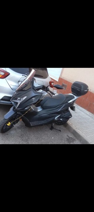 Maxi Scooter Negra y Gris Automática