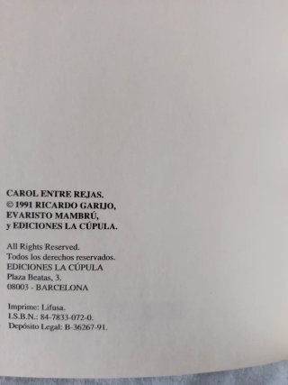 CAROL ENTRE REJAS.