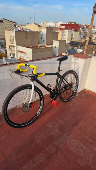 Bicicleta de ciudad negra