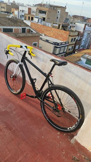 Bicicleta de ciudad negra