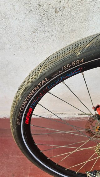 Bicicleta de ciudad negra