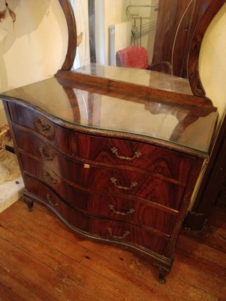 Cómoda antigua de madera con espejo