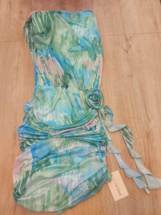 Vestido elegante estampado verde y multicolor.