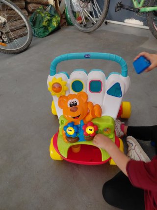 Andador infantil con juegos Chicco