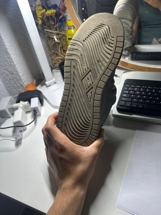 Zapatillas skate grises y blancas