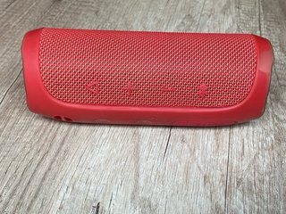 Altavoz JBL Flip 4 de color rojo.