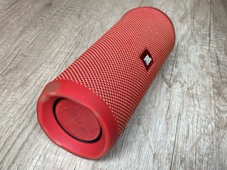 Altavoz JBL Flip 4 de color rojo.