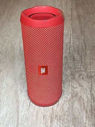 Altavoz JBL Flip 4 de color rojo.