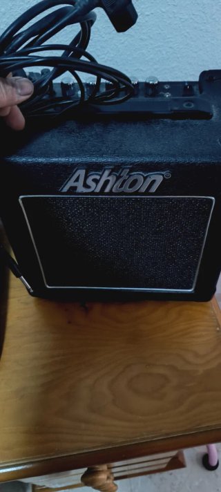 Bajo eléctrico negro + amplificador Ashton