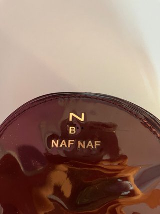 Bolso Naf Naf redondo granate