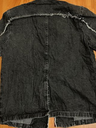 Chaqueta vaquera desgastada con flecos