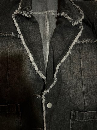 Chaqueta vaquera desgastada con flecos