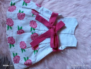 Vestido de niña con flores rosas