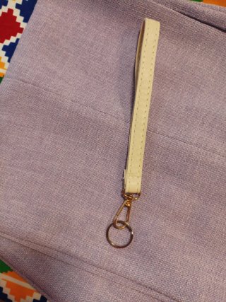 Correa de mano beige con mosquetón dorado