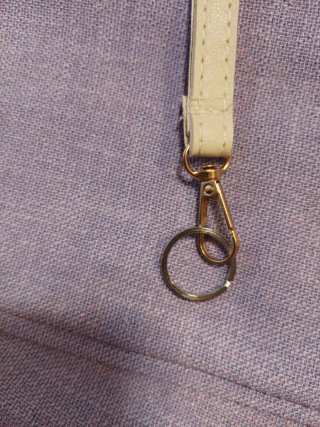 Correa de mano beige con mosquetón dorado