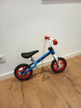 Bici sin pedales azul y roja