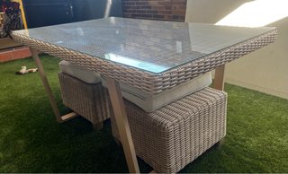 Tavolo da giardino Naterial in rattan e vetro