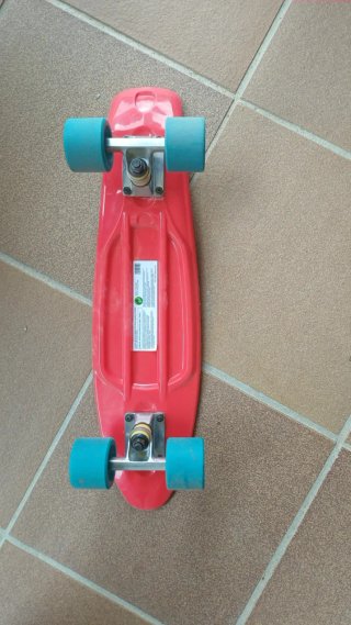 Monopatín rosa con ruedas azules