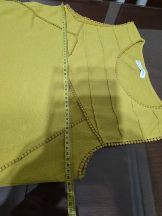 Camiseta sin mangas color mostaza