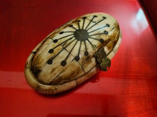 Portagioie antico in osso con decorazioni