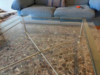 Mesa de centro cristal y metal dorado
