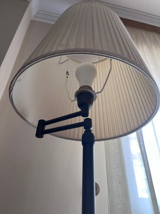 Lámpara de pie salón beige y negra