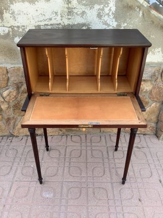 Escritorio antiguo de madera y cuero