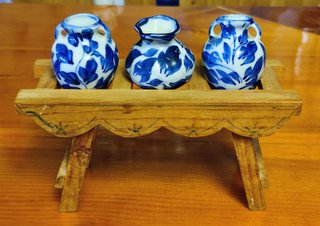 Mini Cantarera de Cerámica con Soporte de Madera