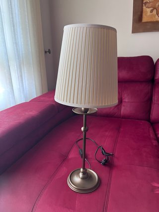 Lámpara de salón beige y dorada pequeña.