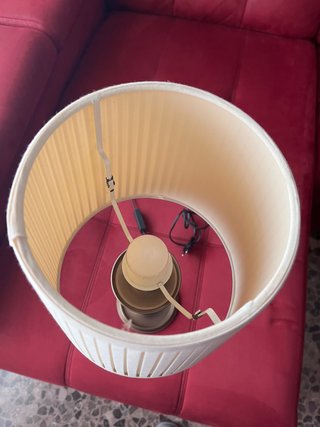 Lámpara de salón beige y dorada pequeña.