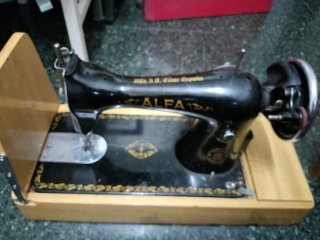 Máquina de coser Alfa Eibar con maletín