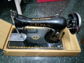 Máquina de coser Alfa Eibar con maletín