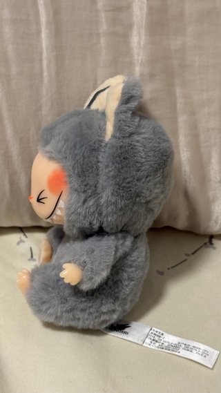 Labubu Have a seat gris peluche