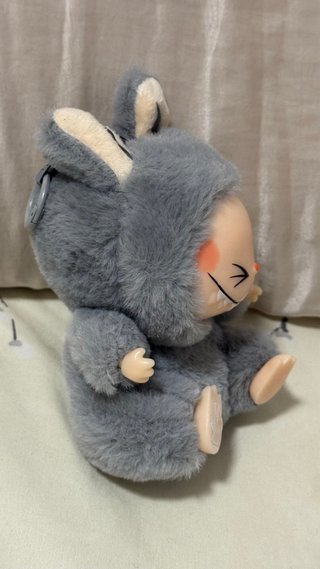 Labubu Have a seat gris peluche