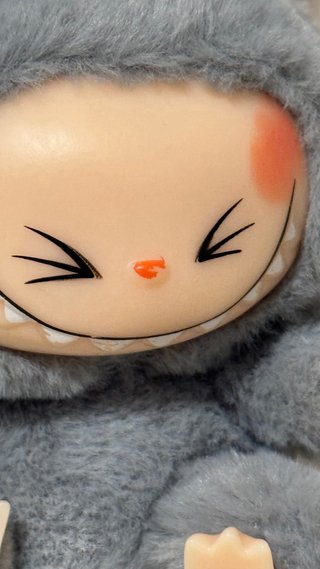 Labubu Have a seat gris peluche