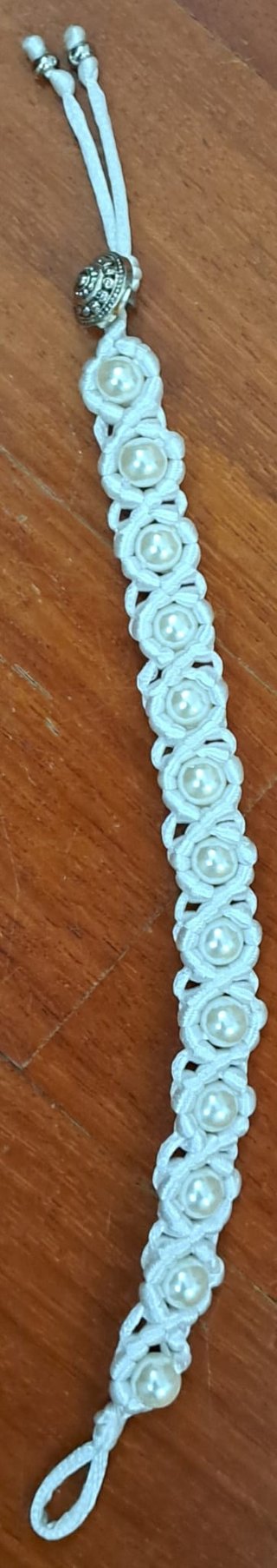 Braccialetto bianco con perle