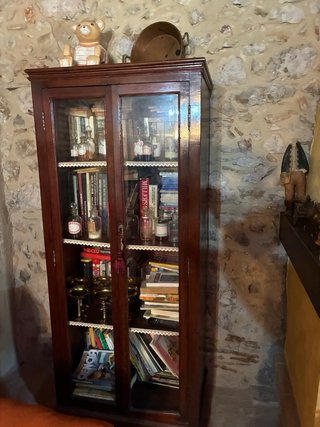 Mueble de madera con cajones y cristal