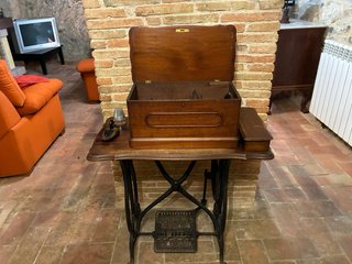 Mueble de madera con cajones y cristal